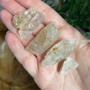 5 pc UV reactive firefly petroleum quartz from Madagascar